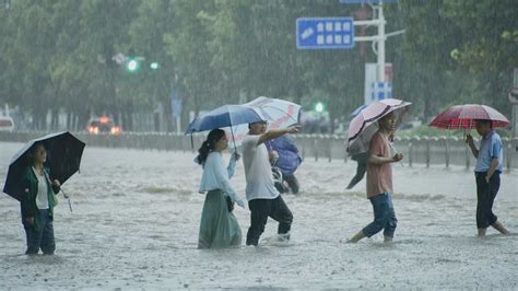 三亞的暴雨能下多久_在雨中漫步是否可以增加湿度?